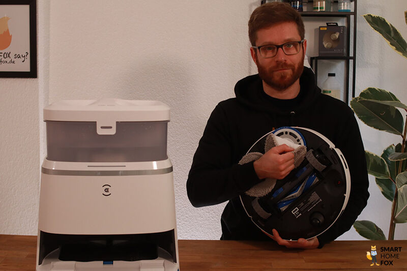 Видны вращающиеся салфетки ECOVACS DEEBOT T30 PRO OMNI.